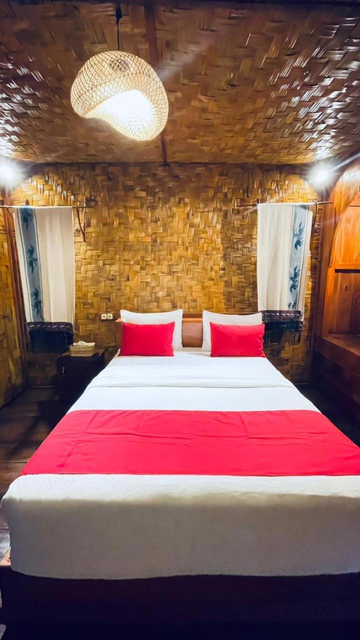 Three Queen Villa And Homestay Waikabubak Dış mekan fotoğraf